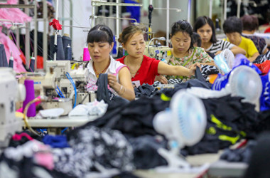 米中貿易戦の影響で中国国内景気一段とが減速し、民間企業が従業員への賃金支払い遅滞やリストラが頻発している（STR/AFP/Getty Images）