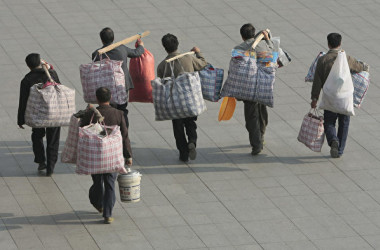 中国当局は11月9日、740万人の農民工が「起業のために地元に戻った」と発表した。写真は南京市で地元に戻る農民工の様子（大紀元資料室）