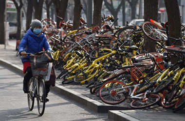 中国当局は21日、2018年国内総生産（GDP）成長率が6.6％と発表した。28年ぶりの低水準。写真は中国国内の道路に放置された自転車シェアリング用の自転車（Getty Images）