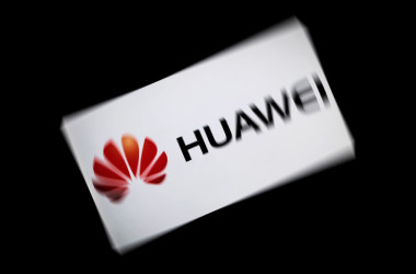 2019年2月5日、中国通信大手ファーウェイ(華為科技、HUAWEI)がディスプレイに表示されたスマートフォン(LIONEL BONAVENTURE/AFP/Getty Images)