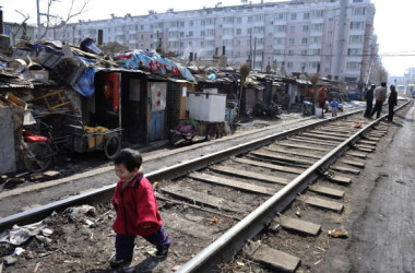 中国当局と中国政府系メディアはこのほど、景気悪化と個人消費低迷実状を認めた。写真は2009年3月11日遼寧省瀋陽市にあるスラム街で撮影（China Photos/Getty Images）