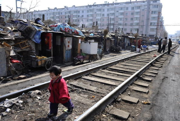 中国当局と中国政府系メディアはこのほど、景気悪化と個人消費低迷実状を認めた。写真は2009年3月11日遼寧省瀋陽市にあるスラム街で撮影（China Photos/Getty Images）