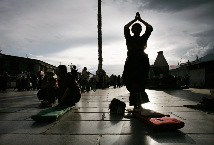 2006年、チベット自治区ラサで祈る人々（Paula Bronstein/Getty Images）