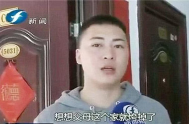 現地メディアのインタビューに答える、福建省福州市に住む趙宇さん。昨年12月末、女性を暴漢から助けたが、逆に警察当局に身柄拘束された(スクリーンショット)