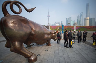 中国の株式市場は2月に入って以来、主要株価指数である上海総合と深セン成分指数が急上昇し強気相場に入った。専門家は中国当局による官製相場について警告した（JOHANNES EISELE/AFP/Getty Images）