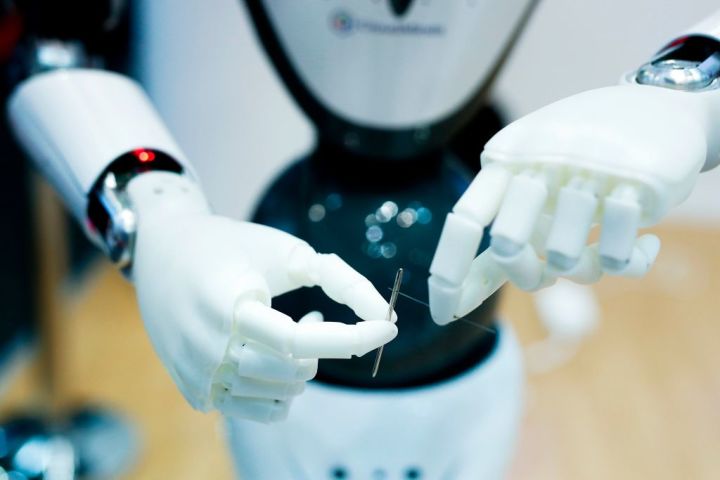 スペインのバルセロナで2月26日、技術展示会が開かれた。針の穴に糸を通そうとするロボット。参考写真(PAU BARRENA/AFP/Getty Images)
