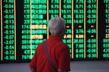 中国政府系メディアはこのほど、7つの評論記事を掲載し、国内株式市場の急騰を警告した。写真は2018年6月19日撮影。中国杭州市の証券会社の様子（VCG/Getty Images）