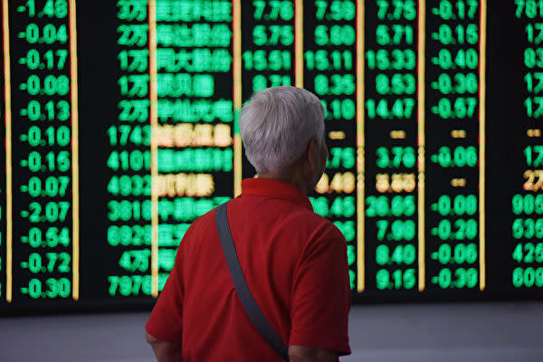 中国政府系メディアはこのほど、7つの評論記事を掲載し、国内株式市場の急騰を警告した。写真は2018年6月19日撮影。中国杭州市の証券会社の様子（VCG/Getty Images）