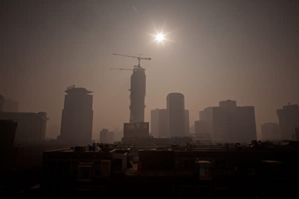 中国国家統計局が14日、2月の全国城鎮調査失業率と1～2月の工業生産を発表した。中国経済が一段と失速したと示された（Ed Jones/AFP/Getty Images）