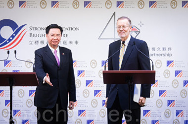 台湾の呉釗燮・外交部長(左)と米国在台湾協会(AIT)台北事務所のウィリアム・ブレント・クリステンセン所長(右)は19日開かれた共同記者会見で、台米対話メカニズム「インド太平洋民主的ガバナンス協議」の設立を発表した(陳柏州/大紀元)