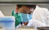 技術者が北京の遺伝子研究所で作業を行っている様子、2018年8月撮影 （GREG BAKER/AFP/Getty Images）