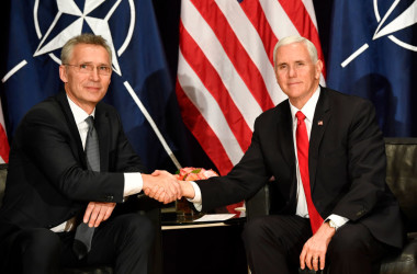 2019年2月、ミュンヘン安全保障会議で握手を交わす米ペンス副大統領とストルテンベルグNATO事務総長(THOMAS KIENZLE/AFP/Getty Images)