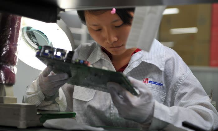 深センの鴻海工場で作業する女性作業員（VOISHMEL/AFP/Getty Images）