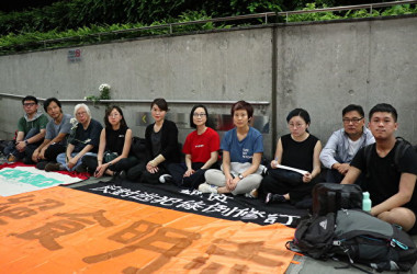 香港教育界や芸術界関係者10人は12日早朝、立法会(議会)の前に集まりハンストを始めた(大紀元)