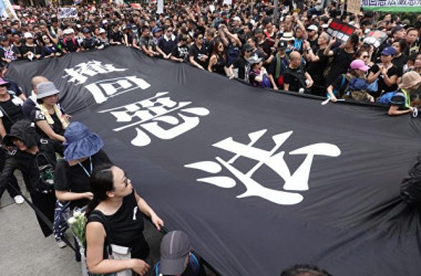 6月16日、香港市民が「悪法を撤回せよ」と書かれた横断幕を掲げて、「逃亡犯条例」改正案の撤回を求める抗議デモを行った(Anthony Kwan/Getty Images)