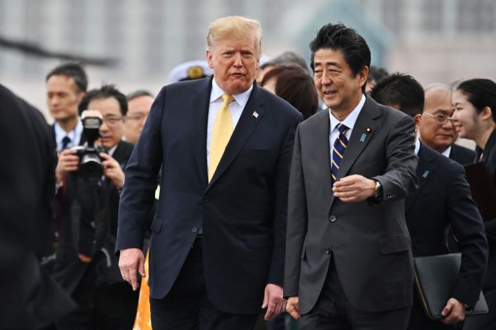 2019年5月、横須賀基地を訪問したトランプ大統領を迎えた安倍首相（GettyImages）