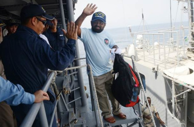 海賊対処任務中「あさぎり」は、ソマリア沖・アデン湾で沈没しかけたインド貨物船の乗船員2人を救助した（写真・防衛省統合幕僚部）