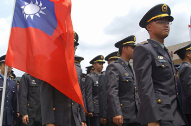 台湾立法院は7月3日、「両岸人民関係条例」改正案を通過させた。軍の元幹部が中国共産党の旗に敬礼したなどの場合、退職金受給の資格はく奪を可能にした(PATRICK LIN/AFP/Getty Images)
