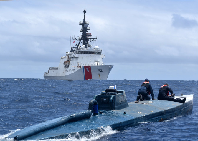 米沿岸警備隊、洋上で不審な半潜水艦に飛び乗り、麻薬取り締まりで