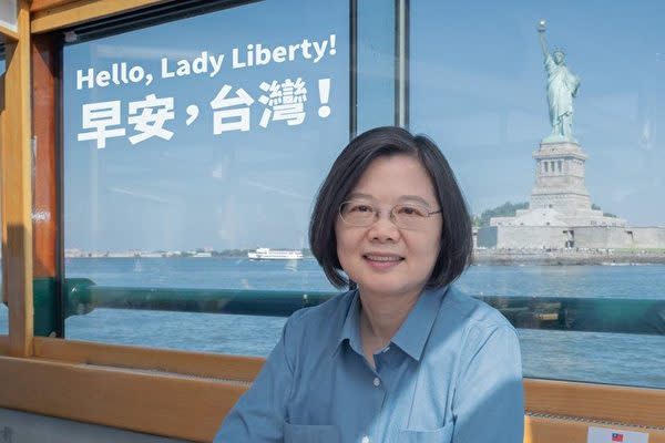 カリブ海諸国を訪問するため、米ニューヨークに立ち寄った台湾の蔡英文総統は、自由の女神像とのツーショット写真を公開（蔡総統のフェイスブックより）