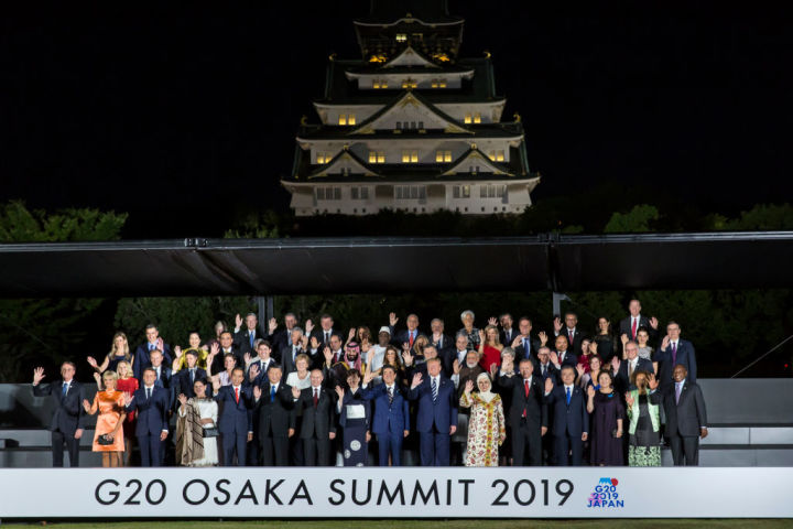 大阪G20に参加する首脳たちに対して、宗教的観点から社会問題を議論し提言する「G20諸宗教フォーラム」が6月11日と12日に開かれた。写真は6月28日、G20大阪サミットにおける各国首脳の集合写真（Kim Kyung-Hoon - Pool/Getty Images）