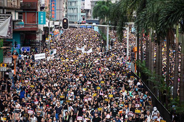 香港では7月21日、市民43万人が「逃亡犯条例」改正案の完全撤回を求めて抗議デモを行った（LAUREL CHOR/AFP/Getty Images）
