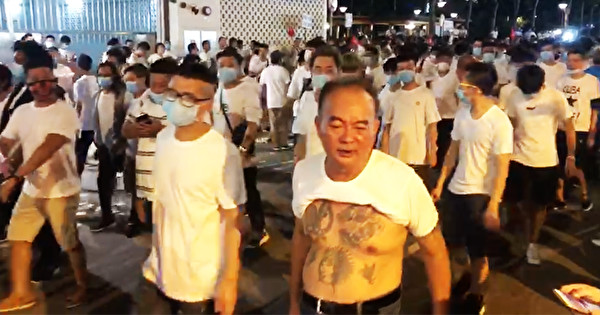 7月21日、香港の元朗で市民を襲った、白い服に同じマスクの数十人ほどの集団（提供写真）