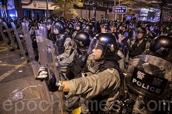 7月21日夜、幹線道路を占拠する抗議者の強制排除に乗り出した香港の警官隊（余剛/大紀元）