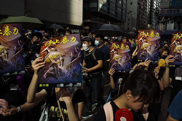 香港で7月28日に行われたデモで、市民は21日に起きた襲撃事件に抗議した（Billy H.C.Kwok/Getty Images）