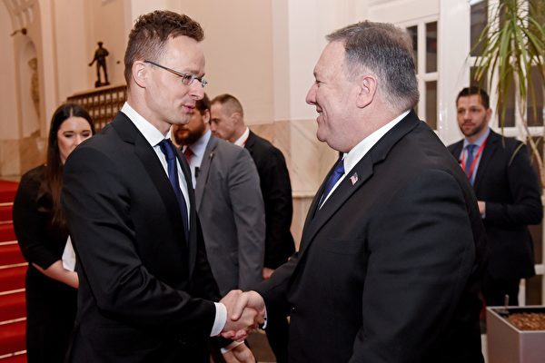 今年2月ハンガリーを訪問したポンペオ米国防長官（右）と握手する同国のペーテル・シーヤールトー外相（左）（ATTILA KISBENEDEK/AFP/Getty Images）