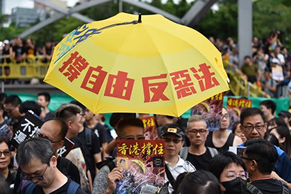 7月7日、香港市民が「逃亡犯条例」改正案をめぐって九龍島で抗議デモ（HECTOR RETAMAL/AFP/Getty Images）