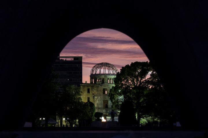 かつて緑青の美しさを称えたドームを背景に　広島原爆投下から74年　鎮魂の祈り（GettyImages）