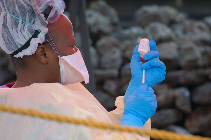 2019年8月、コンゴで、エボラ出血熱のワクチンを用意する看護師。参考写真（GettyImages）