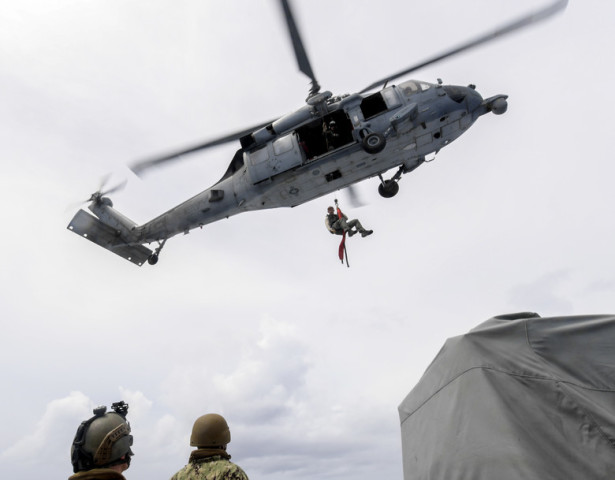 米軍、太平洋で中国船員を救出した。写真は救助訓練中の米兵（c7f.navy.mil）