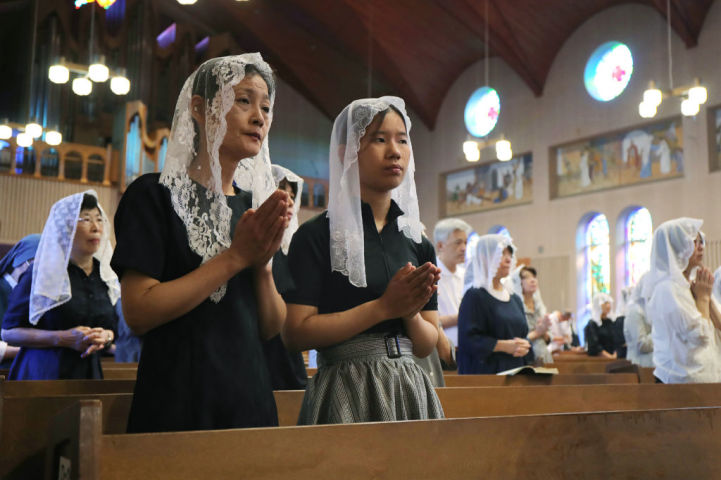 8月9日、長崎原爆犠牲者の慰霊のために祈るクリスチャン（GettyImages）