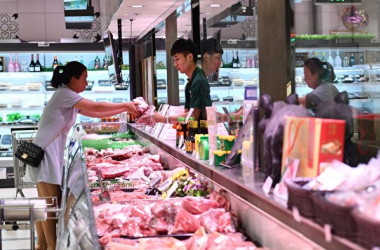 2019年7月10日、北京市のスーパーで豚肉を購入している市民（大紀元資料室）