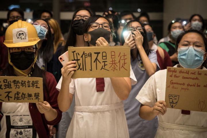 香港警察が過剰な暴力 骨折や失明した市民も＝アムネスティ報告 大紀元 エポックタイムズ