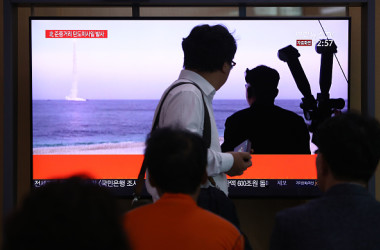 北朝鮮としては非核化交渉を中止にすると都合が良い。何故なら瀬戸際外交を最初からやり直すことができる。これは非核化交渉をゼロからのやり直し。金正日氏から続く瀬戸際外交を続けることができる (Photo by Chung Sung-Jun/Getty Images)