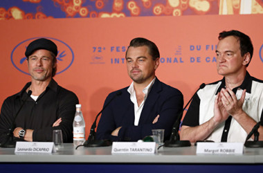 今年5月22日、仏カンヌ国際映画祭で記者会見に出席した俳優ブラッド・ピット(左)、レオナルド・ディカプリオ(中)、クエンティン・タランティーノ監督(右)(John Phillips/Getty Images)