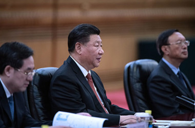 中国の習近平国家主席(中)(Fred Dufour - Pool/Getty Images)