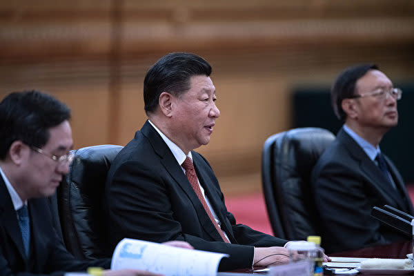 中国の習近平国家主席(中)(Fred Dufour - Pool/Getty Images)