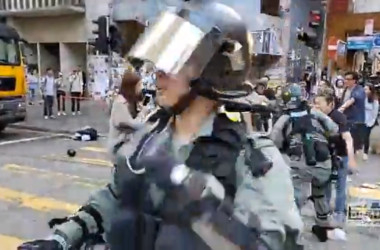香港警察、民主派の青年を2M以内の近距離で銃撃(丘品新聞スクリーンショット)