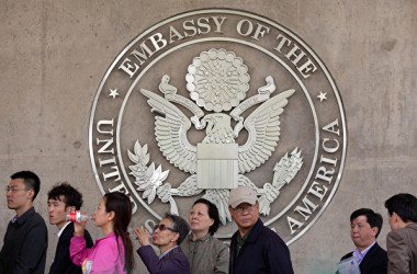 中国北京市にある米国大使館。写真は2012年4月27日撮影(Ed Jones/AFP/GettyImages)