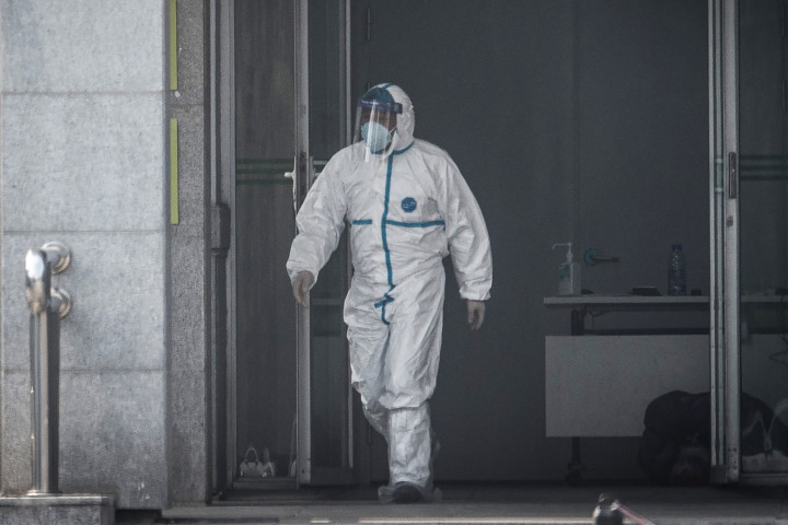 防護服を着用する医療スタッフ。武漢金銀潭病院。（STR/AFP via Getty Images）