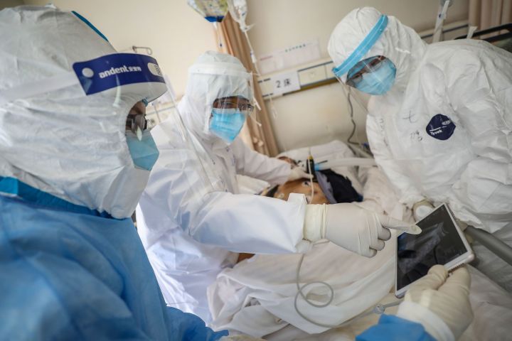 武漢赤十字病院で中共肺炎（新型肺炎）の患者に対応する医師。2020年2月16日に撮影（ STR/AFP via Getty Images）