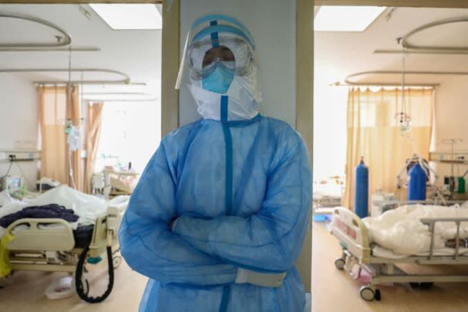 武漢赤十字病院の隔離病棟の医療スタッフ＝2020年2月16日（STR / AFP via Getty Images）