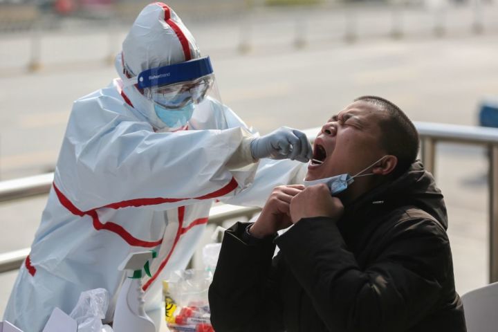 3月5日、新型コロナウイルス感染の検査を受ける武漢市民（GettyImages）