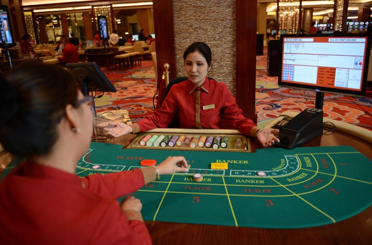 フィリピンのカジノで中国人従業員が急増している。写真は2013年3月14日、マニラのカジノで撮影したもの（TED ALJIBE/AFP via Getty Images）