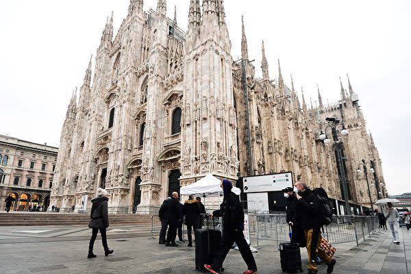 イタリア・ミラノ大聖堂を訪ねるマスク姿の観光客（Getty Images）