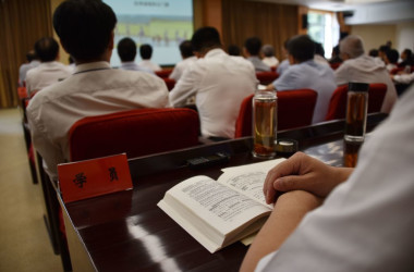 2019年6月、共産党の報道に関する指導を受けるジャーナリストたち(LEO RAMIREZ/AFP/Getty Images)